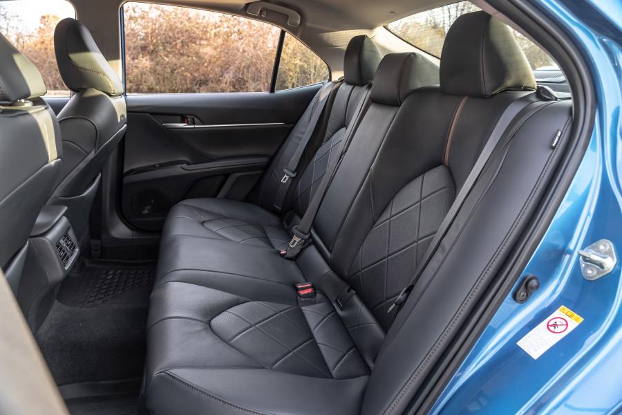 Интерьер Toyota Camry Hybrid XLE 2017 года  (NA) (фото 26 из 40)